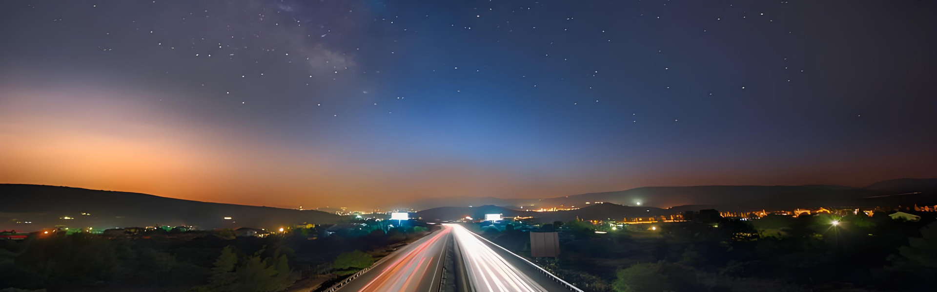 <strong>数智调光 + 边缘网关</strong>