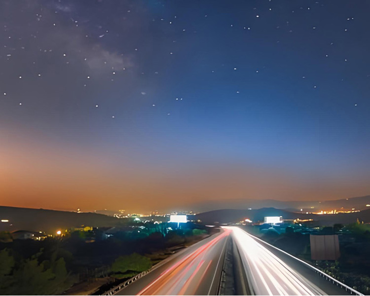 <strong>数智调光 + 边缘网关</strong>